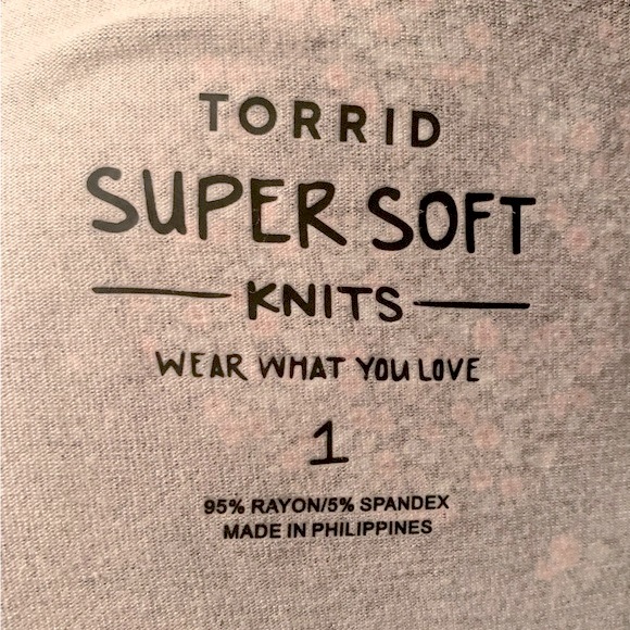 TORRID Super Soft Floral Skull Tee V neck 1X - Picture 4 of 5